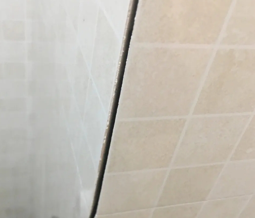 东河瓷砖空鼓维修公司分享阳台瓷砖脱落的修复过程可以分为以下几个步骤