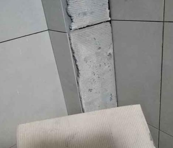 东河瓷砖空鼓维修公司分享下厨房瓷砖脱落的补救措施。